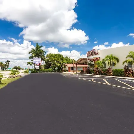 Econo Lodge Inn & Suites 